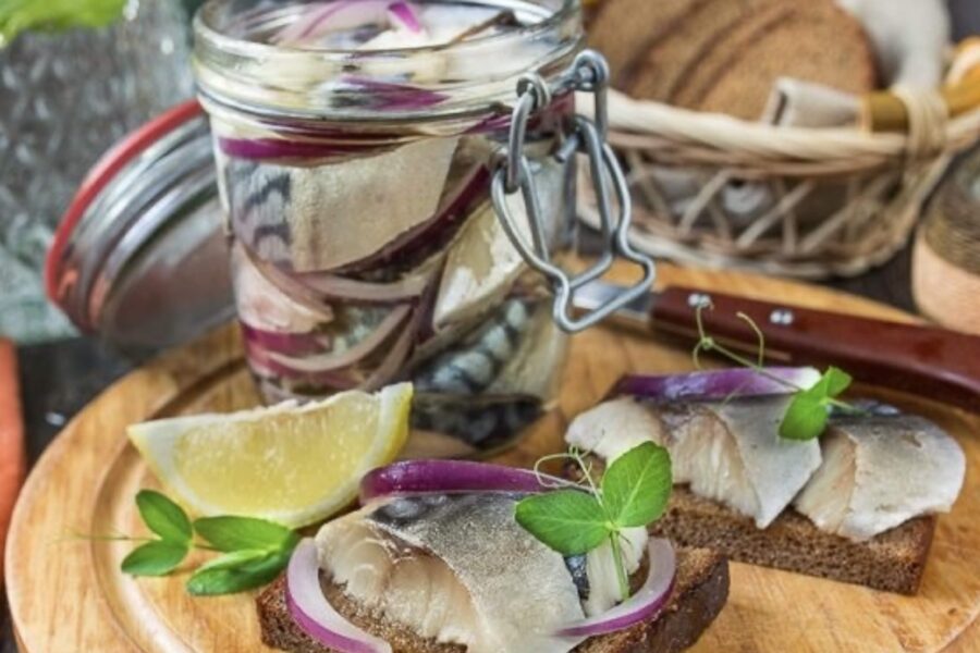 Tā makreli marinē tikai retais, bet garšas ziņā uz svētku galda tā pārspēj pat grezno lasi: dalos ar recepti