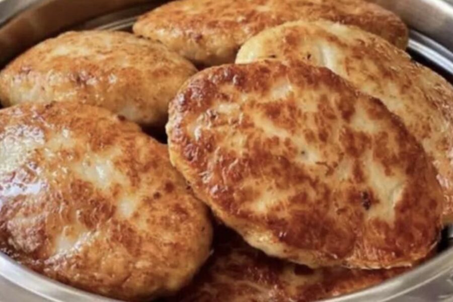 Ne maize un ne speķis: viena pavisam vienkārša piedeva maltajai gaļai padara kotletes neticami sulīgas un maigas