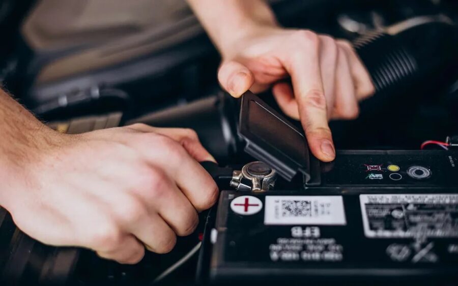 Sals vairs nepārsteigs: vienkāršs veids, kā pašam noteikt, vai auto akumulators izturēs ziemu