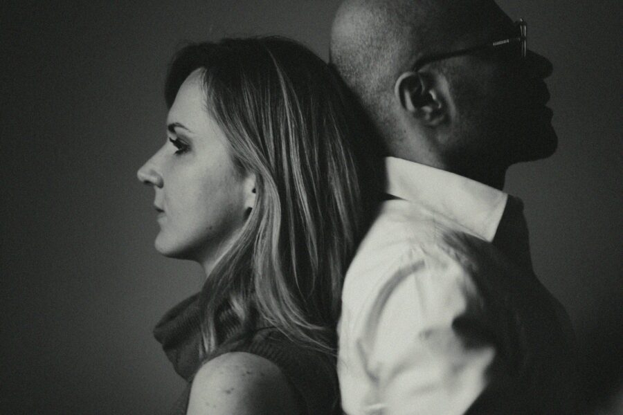 Es apprecējos ar sava tēva draugu – tomēr mana kāzu nakts beidzās ar frāzi, kas atklāja citu ainu