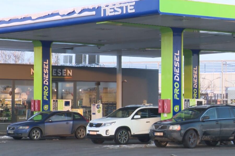 Sliktas ziņas autovadītājiem: aprēķināts, par cik centiem dārgāks kļūs katrs degvielas litrs pēc Jaunā gada