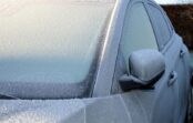 Auto vējstikls neaizsalst pat stiprā salā: lūk, kas uz tā jāuzliek