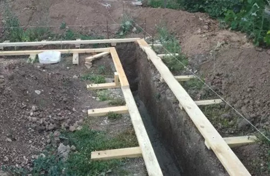 Betona liešana tieši zemē bez veidņiem: vai tiešām lieka naudas tērēšana vai bīstama kļūda