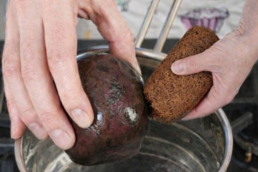 Kāpēc, vārot bietes, katliņā jāieliek maizes garoziņa: pieredzējušu saimnieču viltība, kas noderēs ikvienam