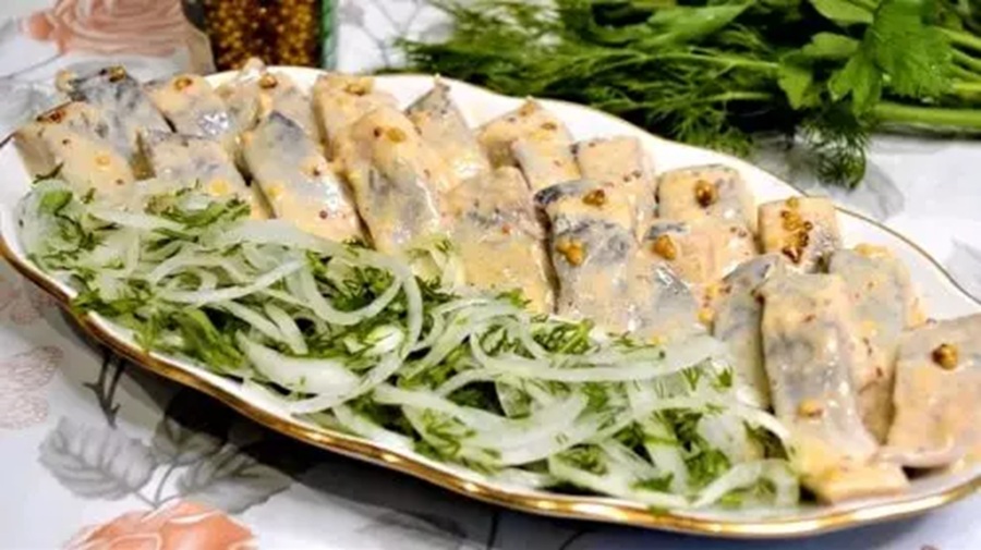 ”Garšīgāk par melnajiem ikriem”: slepenā mērce, kas parastu siļķi pārvērš karaliskā uzkodā