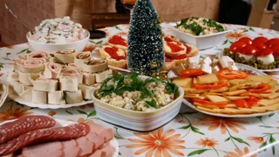 Kāpēc es vairs negatavoju silto ēdienu Jaunā gada galdam: atklāsme, kas mainīja visus svētkus