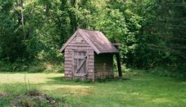 Iedzīvotājiem tiek atgādināts, ka šādas būves nedrīkst celt uz savas zemes bez saskaņošanas – jūs var sodīt Iedzīvotājiem tiek atgādināts, ka šādas būves nedrīkst celt uz savas zemes bez saskaņošanas – jūs var sodīt