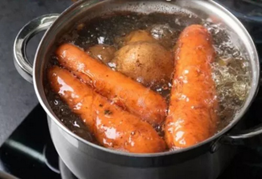 „Vienas kļūdas dēļ zaudē garšu un labumu”: tehnoloģe atklāj, kā pareizi vārīt dārzeņus salātiem