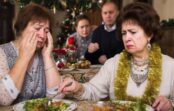 “Šie salāti ir pārāk lēti viesiem”: vīra māsai nepatika mans svētku galds, bet viņa nezināja kas stāv dāvanā zem eglītes