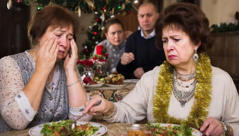 “Šie salāti ir pārāk lēti viesiem”: vīra māsai nepatika mans svētku galds, bet viņa nezināja kas stāv dāvanā zem eglītes