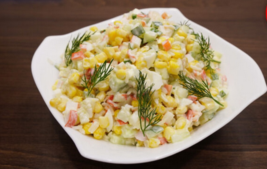 Aizmirstiet veco recepti: krabju salāti jaunā izpildījumā, kas pazūd no galda vienā mirklī