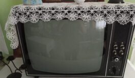 Kāpēc padomju laikos televizora ekrānu bieži aizklāja ar audumu (Atmiņas no vecmāmiņas Bauskā) Kāpēc padomju laikos televizora ekrānu bieži aizklāja ar audumu (Atmiņas no vecmāmiņas Bauskā)