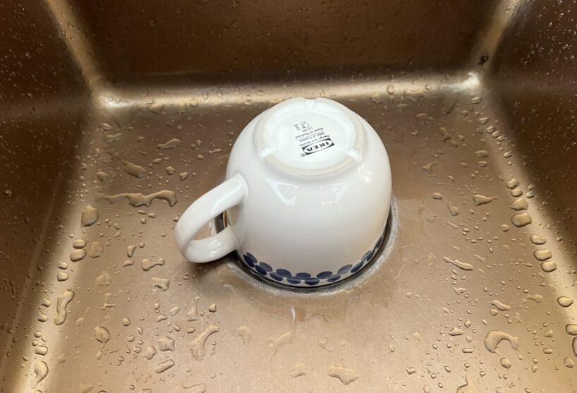 Izīrēju savu dzīvokli īstermiņā un allaž atstāju izlietnē otrādi apgrieztu krūzi – stāstu kāpēc tā daru