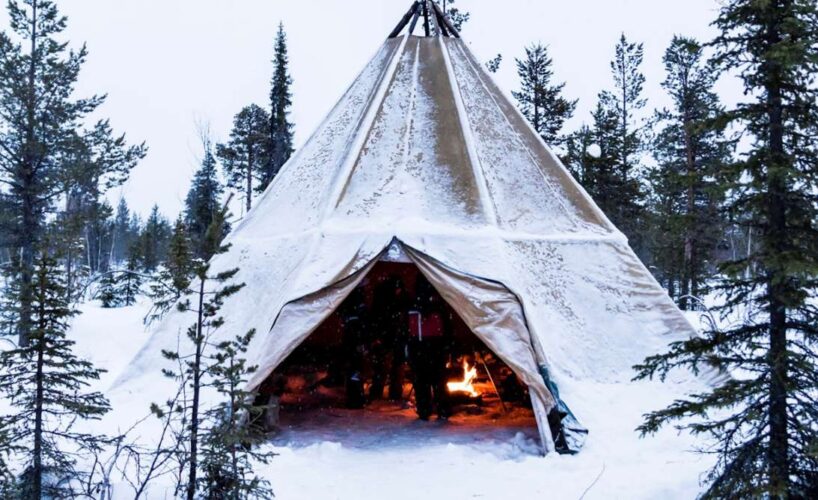 Tas nav loģiski, bet strādā: lūk, kāpēc ziemeļnieki apzināti kurina krāsnis ar mitru malku