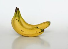 Banāni glabāsies ilgāk un nezaudēs savu stingrumu, ja tos glabāsiet atsevišķi no diviem ikdienišķiem produktiem