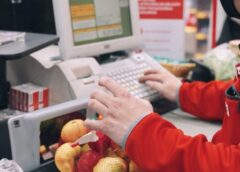 Pircējiem pie pašapkalpošanās kasēm būs jārīkojas citādi: Noteikums, kas pasargās tavu maku un pirkumu grozu