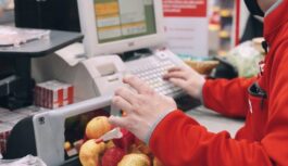 Pircējiem pie pašapkalpošanās kasēm būs jārīkojas citādi: Noteikums, kas pasargās tavu maku un pirkumu grozu