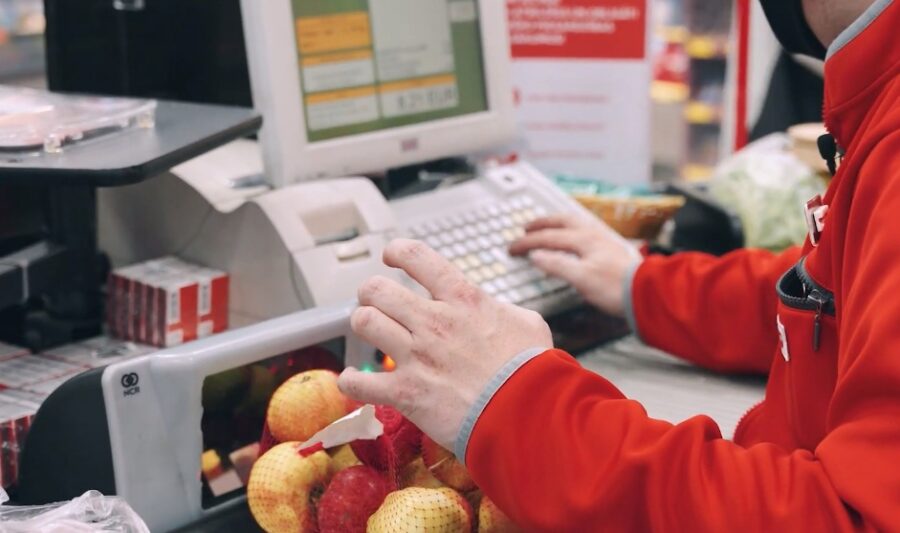 Pircējiem pie pašapkalpošanās kasēm būs jārīkojas citādi: Noteikums, kas pasargās tavu maku un pirkumu grozu