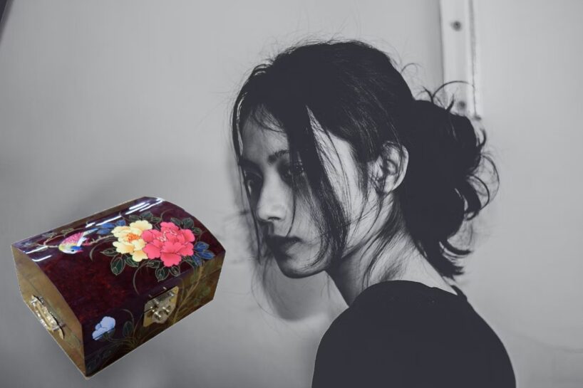 Kārtoju vīra mantas, un atrastā kārbiņa atklāja ilgi slēptu noslēpumu; vērtīga mācība visiem pāriem