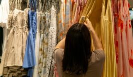 Es redzēju Rīgā sievieti, kura atgrieza kleitu atpakaļ veikalam, ko bija valkājusi vakar fotosesijā – piegāju noskaidrot kāpēc viņa tā dara Es redzēju Rīgā sievieti, kura atgrieza kleitu atpakaļ veikalam, ko bija valkājusi vakar fotosesijā – piegāju noskaidrot kāpēc viņa tā dara