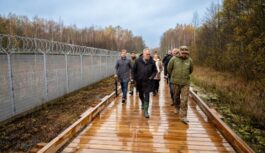 Miljonus vērtais robežas žogs ar Krieviju pabeigts, bet pierobežas iedzīvotāji skeptiski: “Visi tagad lido pa gaisu”