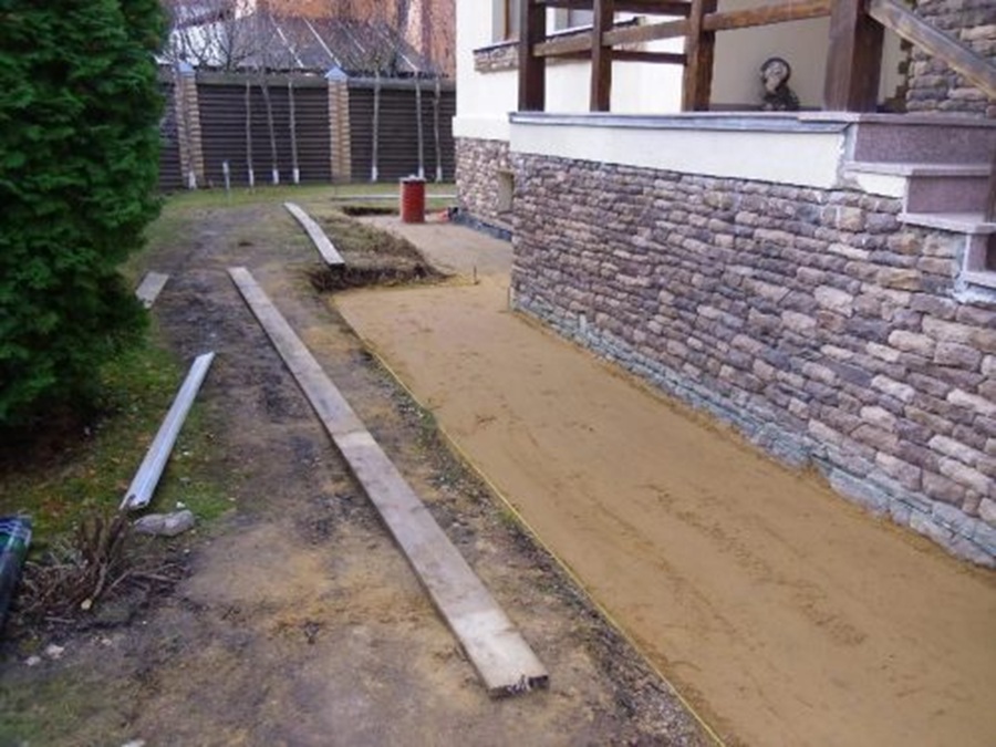 Kāpēc Somijā vairs neveido betona apmales ap mājām: pieredze, kas liek pārvērtēt mūsu būvniecības tradīcijas