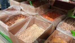 Tirgus pārdevēja atklāsme: kāpēc nevajadzētu pirkt pārāk spīdīgus žāvētos augļus un ko slēpj skaistie rieksti