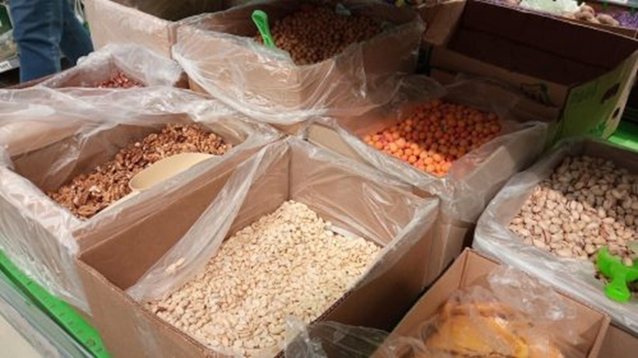 Tirgus pārdevēja atklāsme: kāpēc nevajadzētu pirkt pārāk spīdīgus žāvētos augļus un ko slēpj skaistie rieksti