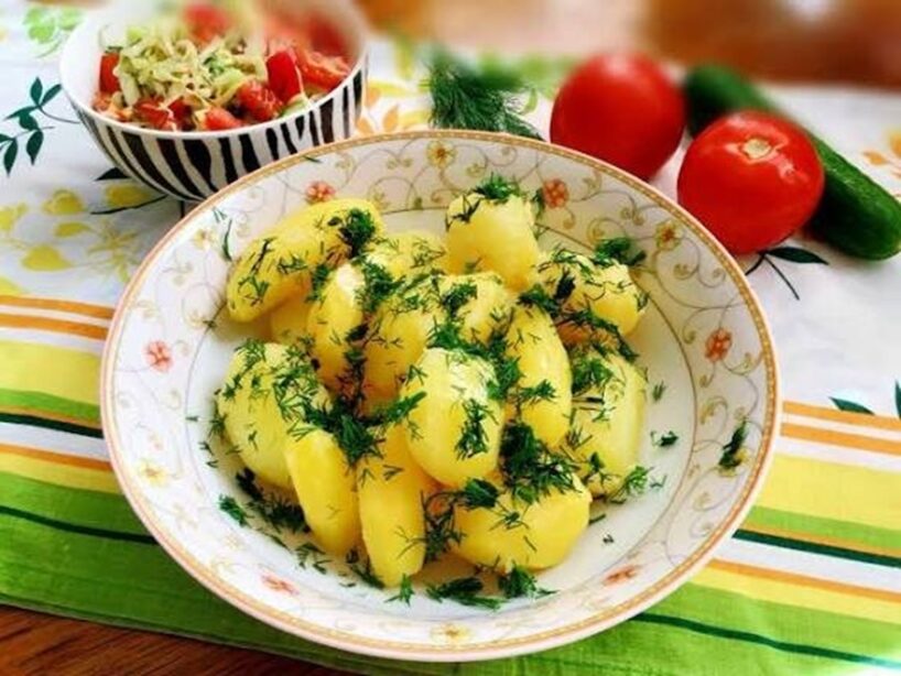 6 kartupeļu receptes ātrai maltītei: idejas, kad negribas pavadīt stundas virtuvē