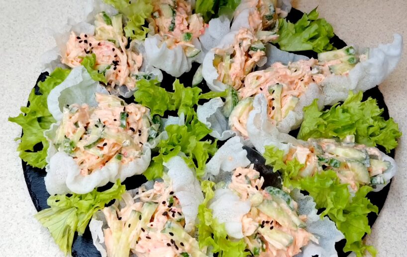 Gatavs 10 minūtēs: izsmalcināta un viegla uzkoda no krabju nūjiņām un gurķiem, kas pārsteigs ikvienu viesi