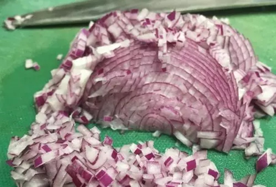 Kāpēc restorānos sīpoli vienmēr ir saldi, bet mājās rūgti: pavāru slepenais triks