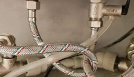 Elastīgā caurule – galvenais plūdu vaininieks: atklāju, ar ko to aizstāj gudri saimnieki