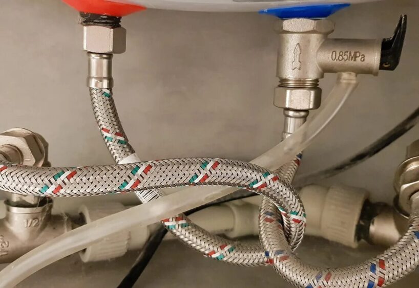 Elastīgā caurule – galvenais plūdu vaininieks: atklāju, ar ko to aizstāj gudri saimnieki