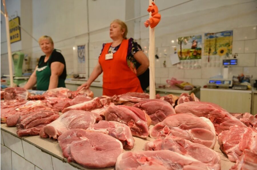 Balvu tirgū pārdevēja pastāstīja kāpēc tirgotāji uzreiz pircējiem neatklāj cenas