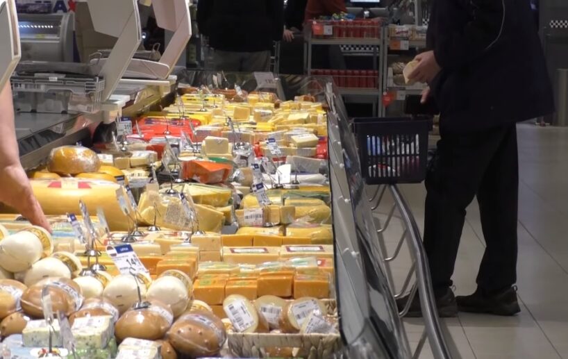 Cenu tendences pirms Ziemassvētkiem: kuri 7 produkti Latvijā var ķļūt dārgāki (un kur ietaupīt)