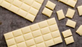 No kā patiesībā gatavo balto šokolādi (kurā nav kakao masas) No kā patiesībā gatavo balto šokolādi (kurā nav kakao masas)