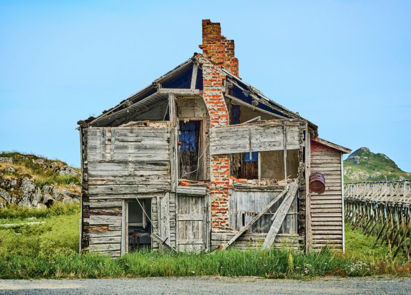 Pamestā mājā ievācās sieviete, kura vēlāk bija ciema apspriestākā persona – zināms kāpēc tā izvērtās