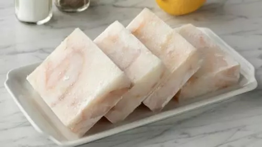 Viena kļūda, kas zivi padara bīstamu: kāpēc pareiza atkausēšana ir svarīgāka par pašu gatavošanu