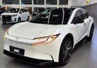 “Toyota” stratēģiskie manevri: Ražošanas apjomu kāpums uz hibrīdu rēķina un elektroauto bremzēšana