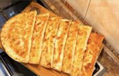 Tikai lavašs un maltā gaļa: rezultātā iegūstam sulīgus čeburekus – pusstundas laikā gatava vesela kaudze gardumu