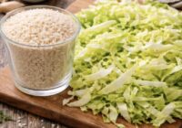 Ņemu glāzi rīsu un kāpostu: gatavoju vakariņas “grieķu gaumē” uz pannas – ātri un tiešām garšīgi