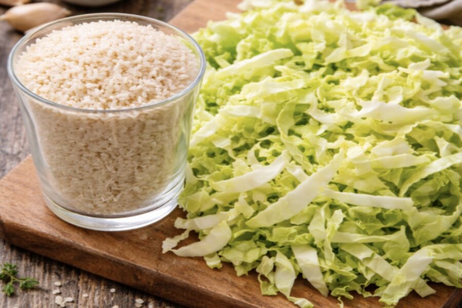 Ņemu glāzi rīsu un kāpostu: gatavoju vakariņas “grieķu gaumē” uz pannas – ātri un tiešām garšīgi