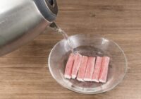 Vienkāršs paņēmiens krabju nūjiņu pagatavošanai: izcila garša un maiga