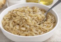 Vācu sīpolu salāti: kā no parasta dārzeņa radīt īstu delikatesi