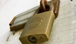 Kāpēc piekaramās atslēgas apakšā ir mazs caurums un kāda ir tā slepenā funkcija