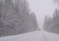 Uzmanību uz autoceļiem! Sniegs un ledus apgrūtina pārvietošanos lielākajā daļā Latvijas