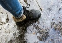 Kā padarīt zoles neslīdošas mājas apstākļos: pārbaudīts triks, kas ļauj pa ledu iet gandrīz tikpat droši kā pa asfaltu