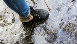 Kā padarīt zoles neslīdošas mājas apstākļos: pārbaudīts triks, kas ļauj pa ledu iet gandrīz tikpat droši kā pa asfaltu