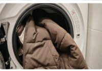 Dūnu jaka pēc veļas mašīnas būs kā jauna: pieredzējušas saimnieces mazgā virsjakas mājās