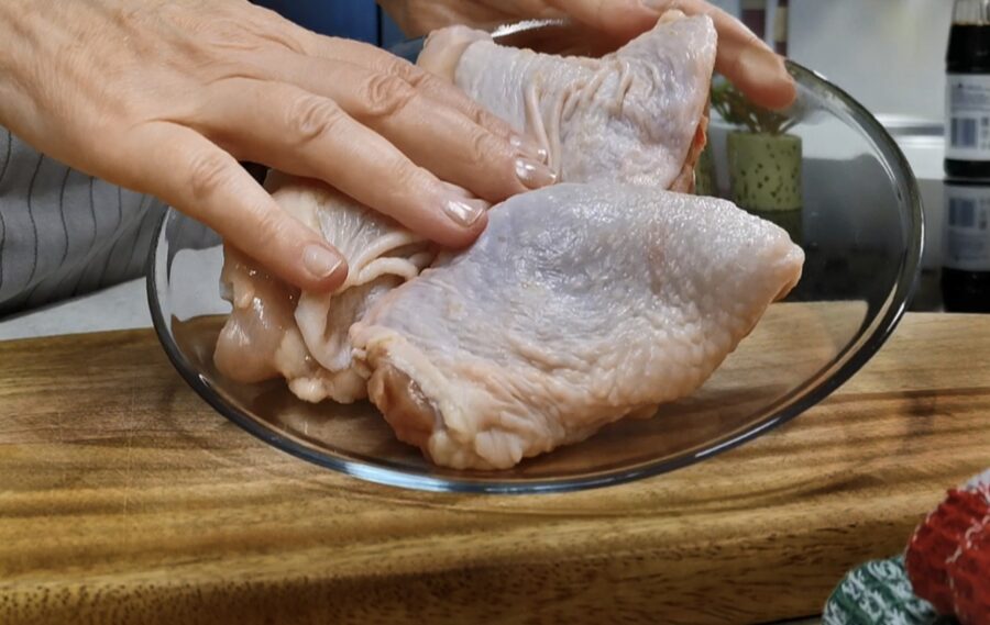 Pazīstams pavārs parādīja, kā izcept neticami sulīgu vistas šniceli ķīniešu gaumē